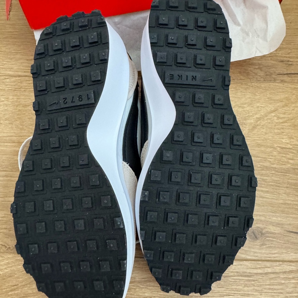 Nike Low-Top Sneakers in White, Beige & Black - Picture 4 of 6